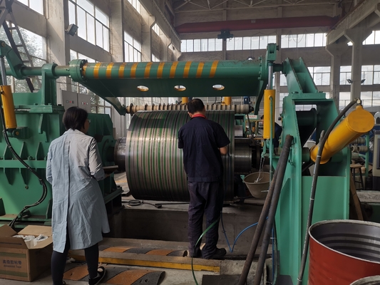 Ligne de fente de bobine en acier de l'épaisseur 0.3-3mm équipement de fente en acier galvanisé par machine