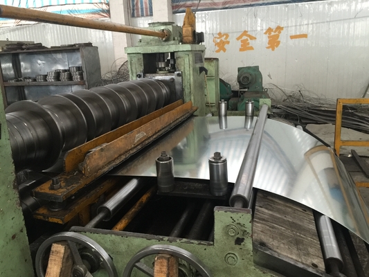 La ligne de refendage MAZS (0.2-1)x600 est utilisée pour le laminage à froid, les bobines galvanisées, le déroulage, le refendage et le rebobinage