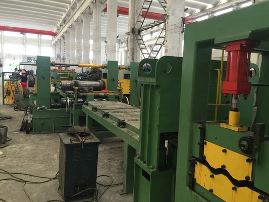 La ligne de refendage MAZS (0.2-1)x600 est utilisée pour le laminage à froid, les bobines galvanisées, le déroulage, le refendage et le rebobinage