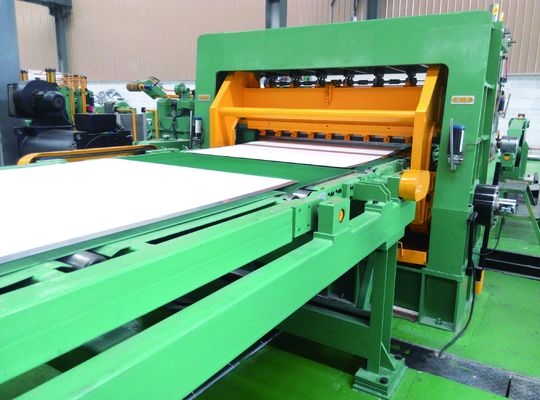 Coupe de feuillard à la ligne de longueur pour la coupe longitudinale pour l'épaisseur 0.3-3mm, bobine maximum 15T par le contrôle de PLC