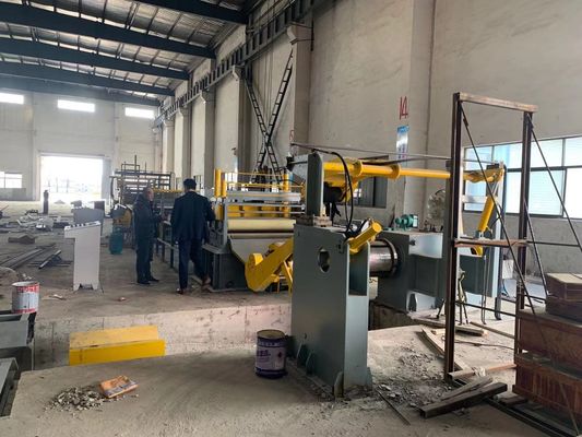 Machine de fente en acier de bobine de ST37 ST52 avec le pincement et le niveleur de cinq rouleaux