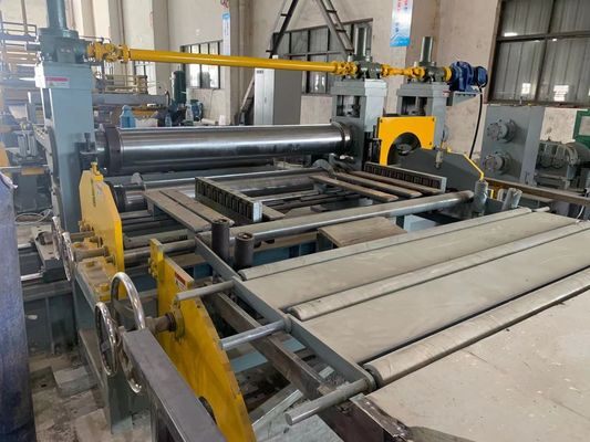 Machine de fente en acier de bobine de ST37 ST52 avec le pincement et le niveleur de cinq rouleaux