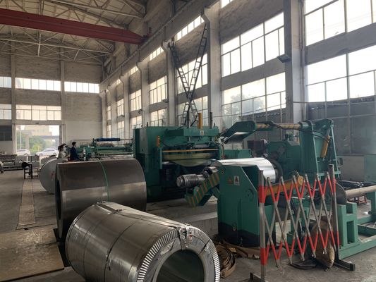 feuille épaisse de 3-12mm fendant la ligne avec le type lourd Decoiler hydraulique