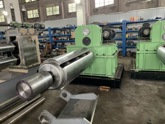 La bobine en acier fendant la ligne a employé à l'épaisseur 0.6~10mm pour le laminoir à froid, la tuberie soudée, le petit pain formant la machine, etc.