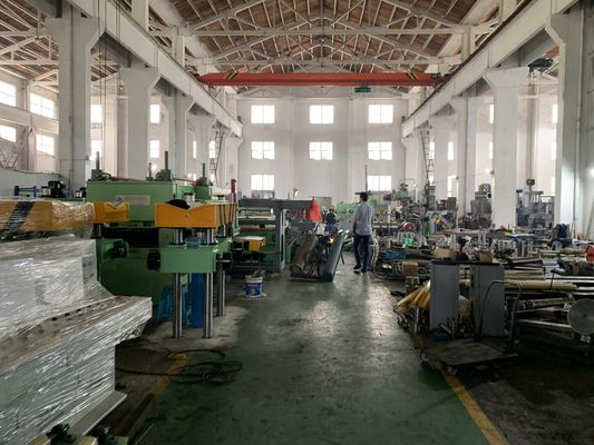 La bobine en acier fendant la ligne a employé à l'épaisseur 0.6~10mm pour le laminoir à froid, la tuberie soudée, le petit pain formant la machine, etc.
